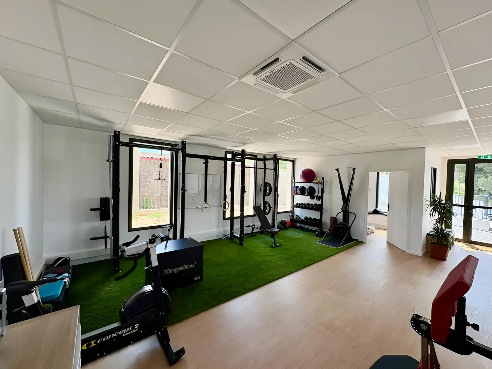 Plateau de charges libres et rack de squat au cabinet KSP, La Valette-du-Var